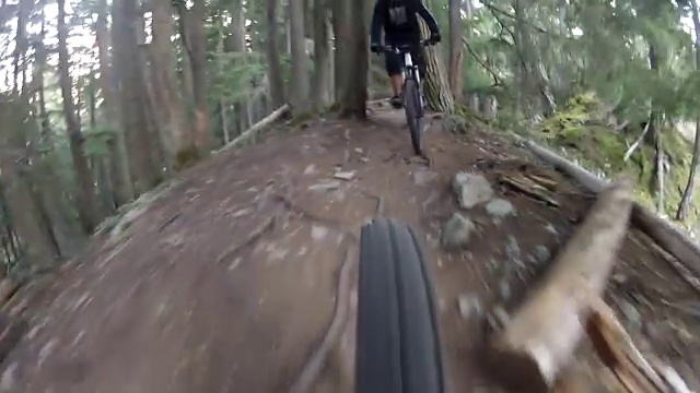 在加拿大惠斯勒骑山地自行车视频素材