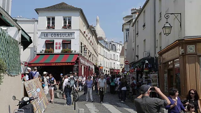咖啡馆和圣心教堂，蒙马特，巴黎，法国，欧洲视频素材