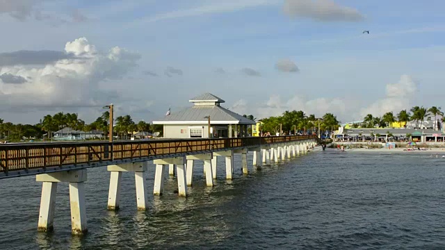 佛罗里达州著名的码头上有游客和水的海滩人行道上的木板路墨西哥湾视频下载