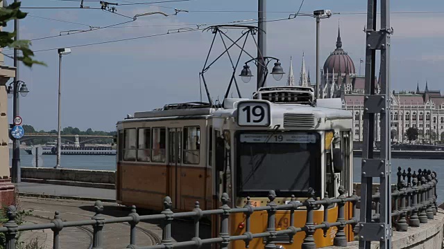 城市电车和议会大厦(Orszaghaz)，匈牙利布达佩斯，欧洲视频下载