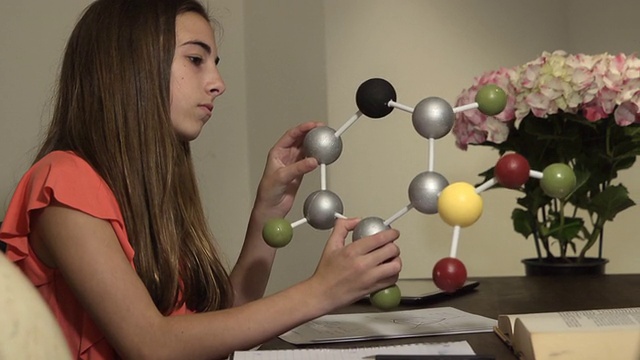 青少年通过研究分子MS模型来学习科学视频素材