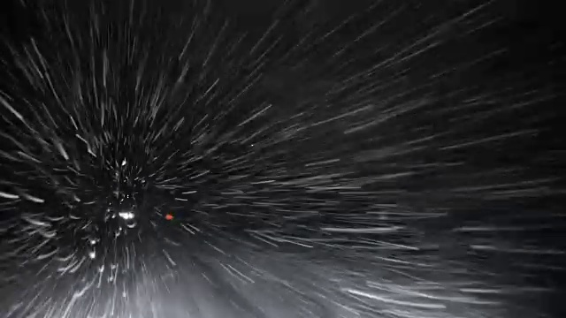 高速公路上的暴风雪:在暴风雪中开车视频素材