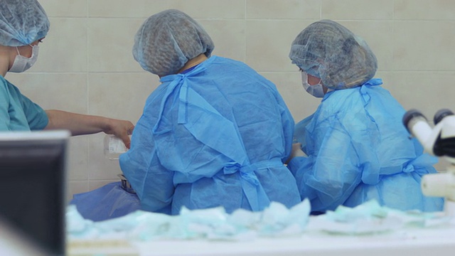 护士在手术室给医疗器械消毒视频下载