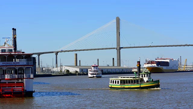 游览乔治亚州的萨凡纳河游船和塔尔梅奇纪念桥游船在萨凡纳河上游船视频素材
