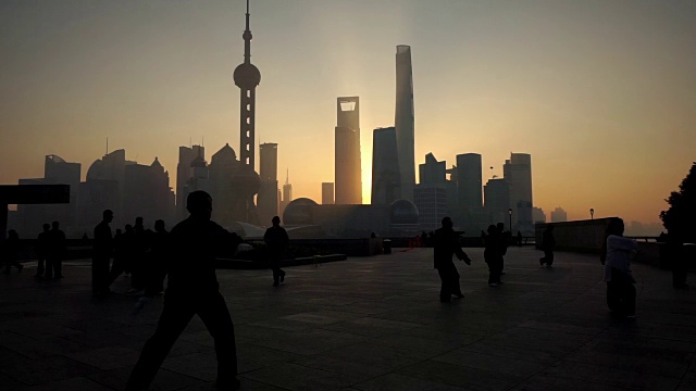 中国上海，2015年11月28日:清晨，人们在上海外滩打太极拳视频素材