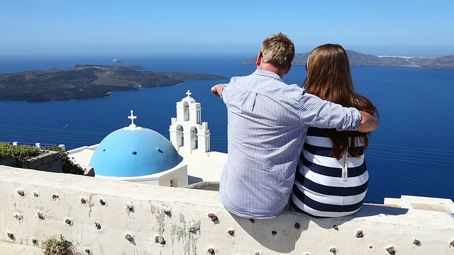 希腊圣托里尼岛的一对幸福的年轻夫妇视频素材