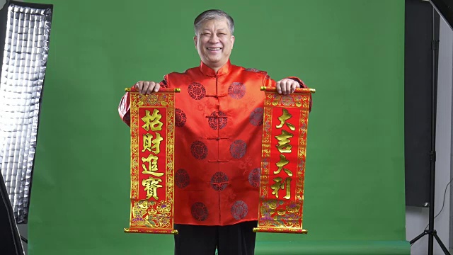 穿着红色普通话的亚洲老人新年快乐4k视频下载