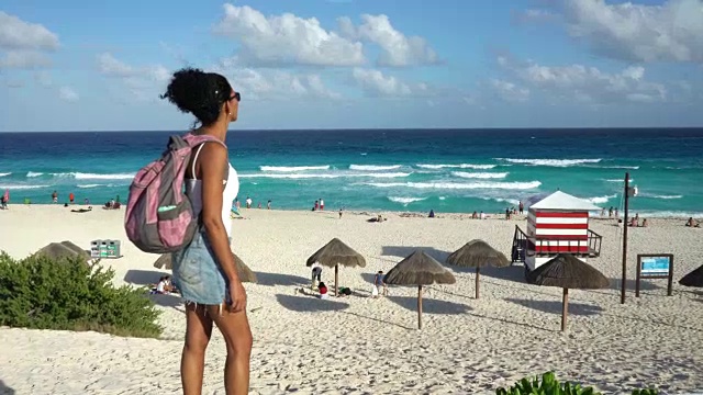 独自前往海滩的女性游客视频下载