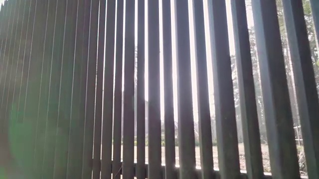 美丽的阳光穿过栅栏视频素材