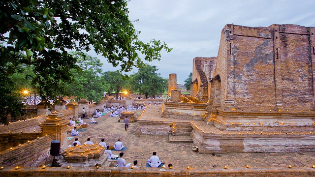 人群在寺庙废墟祈祷时光流逝视频素材