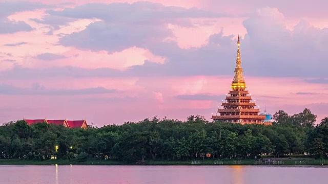 泰国bueng kaenakhon湖的卧龙王寺日落视频素材
