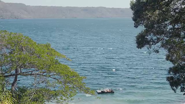 在拉古纳德阿波约湖做日光浴的女人。尼加拉瓜。他们在水上的木制平台上。视频下载