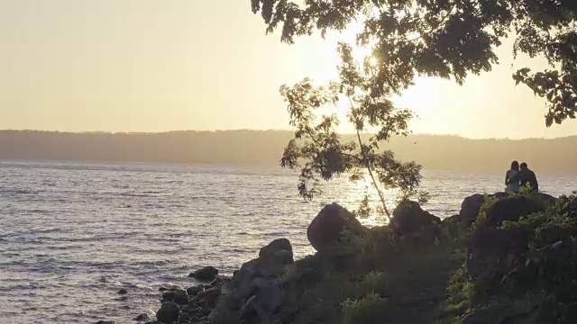 阿波约湖的日出。尼加拉瓜。一男一女在一起视频下载
