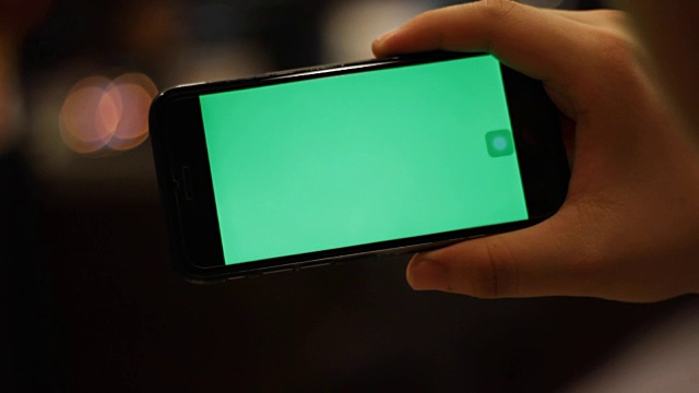 过肩拍摄使用智能手机绿屏视频素材