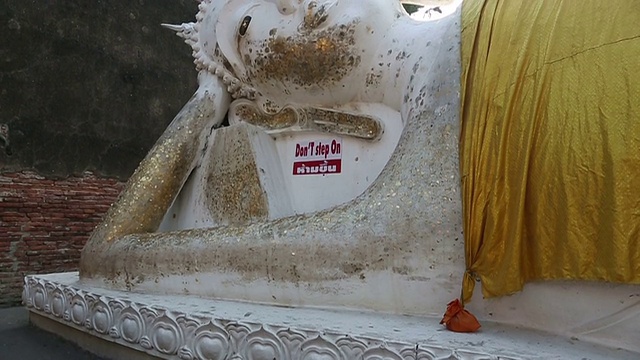 大卧佛佛像在寺庙，盘拍摄视频下载