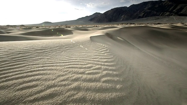 MS POV在沙丘上行走/死亡谷，美国加州视频下载