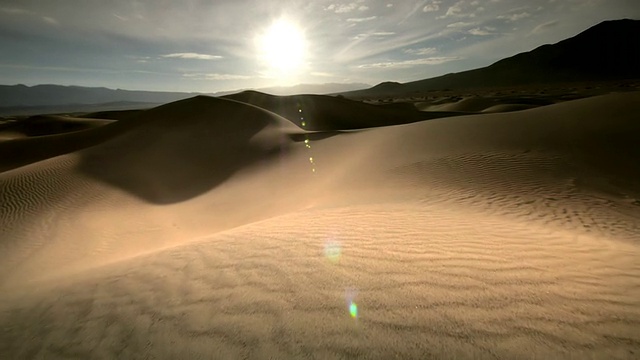 MS POV在沙丘上行走与反射的阳光/死亡谷NP，加州，美国视频下载