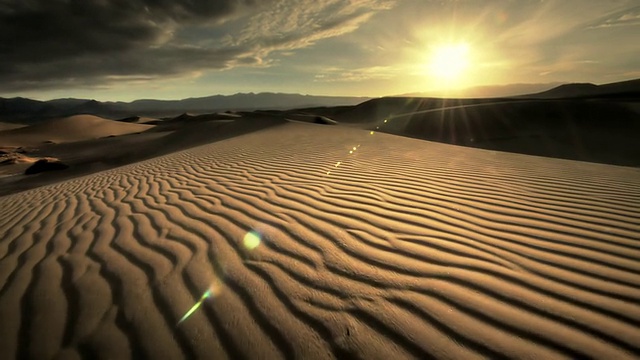 MS POV日落时在沙丘上行走的照片/死亡谷，美国加州视频下载