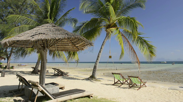 从稻草和躺椅上看到的遮阳伞在棕榈树下/科海，甲米，泰国视频素材