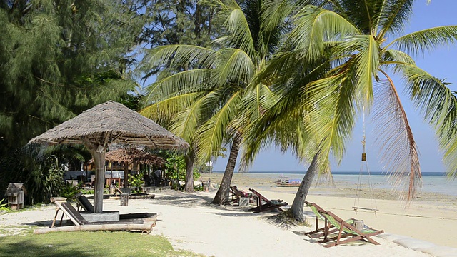 在泰国甲米科海的沙滩上，稻草和躺椅上的遮阳伞视频素材