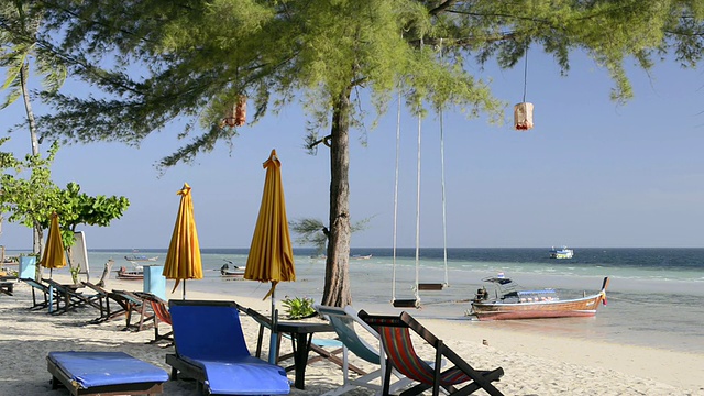 泰国甲米科海沙滩上的躺椅和长尾船视频素材