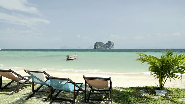 沙滩，躺椅，长尾船和石灰岩，海洋国家公园/ Ko Hai，泰国甲米视频素材