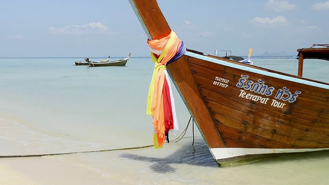 在泰国甲米海洋国家公园的沙滩上拍摄的长尾船视频素材