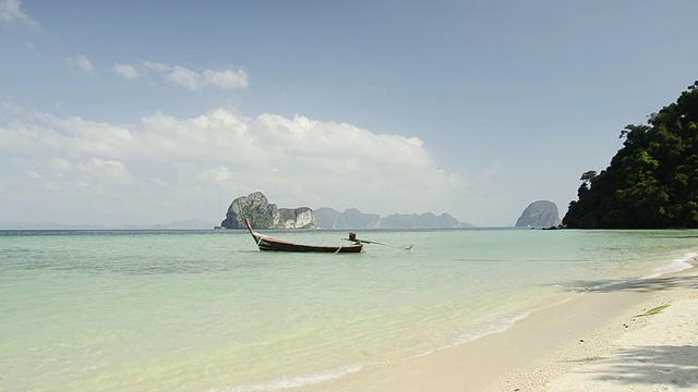 泰国甲米海洋国家公园的长尾船和石灰岩视频素材
