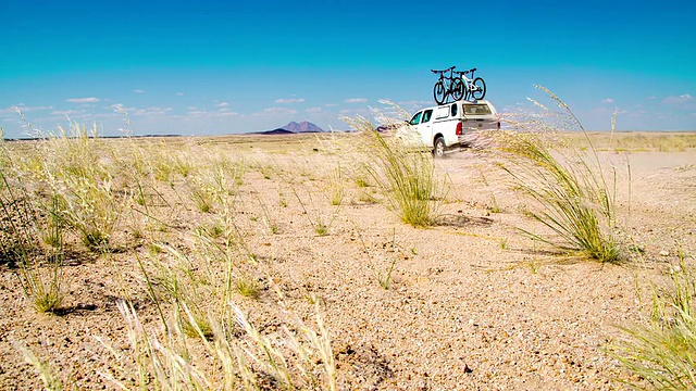 LA DS汽车穿过纳米比亚沙漠视频素材