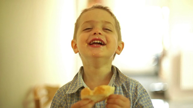 小男孩吃着一片面包视频素材