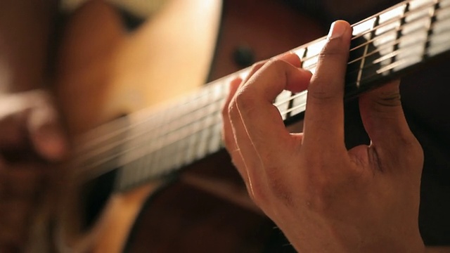 原声吉他在音乐家的手中视频下载