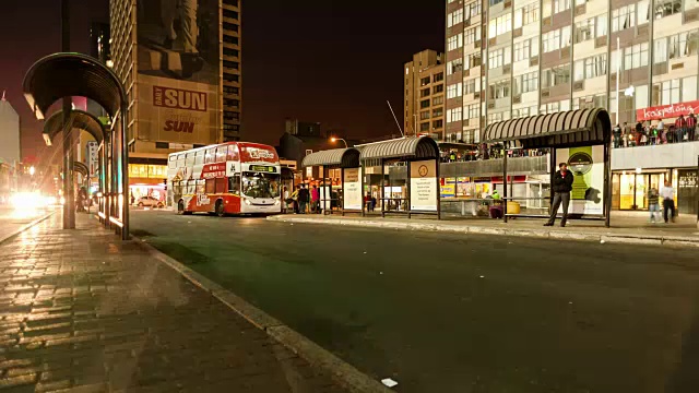 南非约翰内斯堡市中心甘地广场汽车站的静态时间，正值交通高峰期，人们下班后熙熙攘攘视频下载