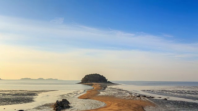 退潮时Seonjaedo岛Mokseom(自然地标)的日出景观视频素材