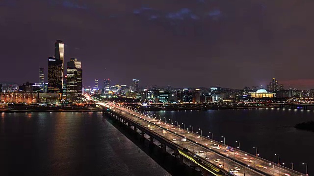 国会大厦夜景及马波大叶桥上的交通视频素材