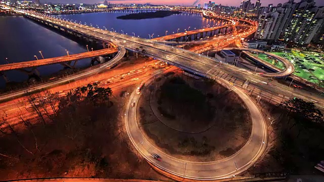 韩港河上的马波大叶桥和巴姆岛夜景视频素材