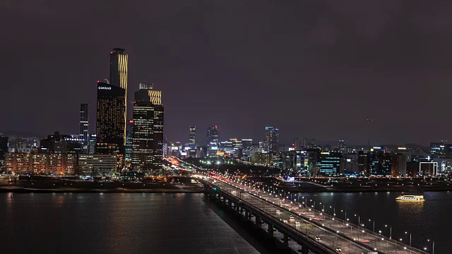 国际金融中心(IFC)夜景和马宝大京桥上的交通情况视频素材