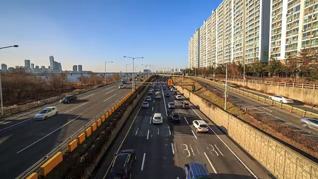 元孝大邱大桥和江边本诺高速公路的交通情况视频素材