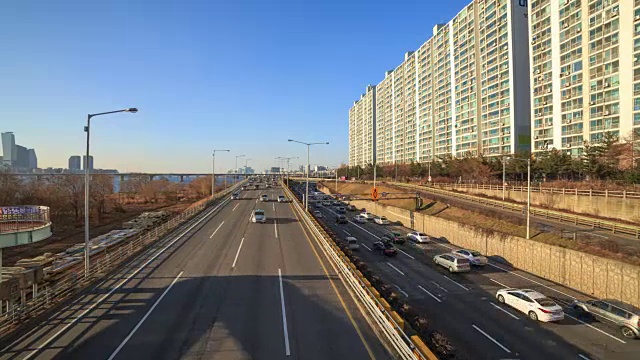 元孝大邱大桥和江边本诺高速公路的交通情况视频素材