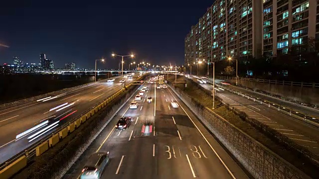 元孝大教大桥和江边本诺高速公路的交通夜景视频素材