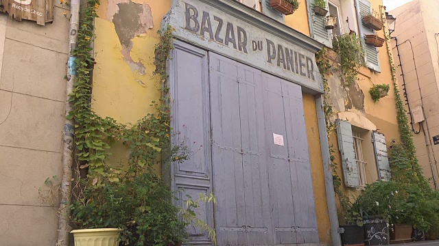 老城区“Bazar du Panier”商店的紧闭木门视频下载