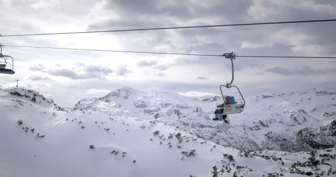 空中滑雪者乘坐缆车，欣赏美妙的冬季景色视频素材