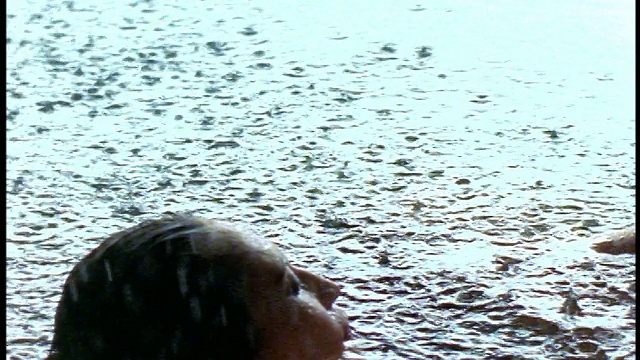 慢动作近距离拍摄2个赤裸上身的女人在水里与大雨视频素材