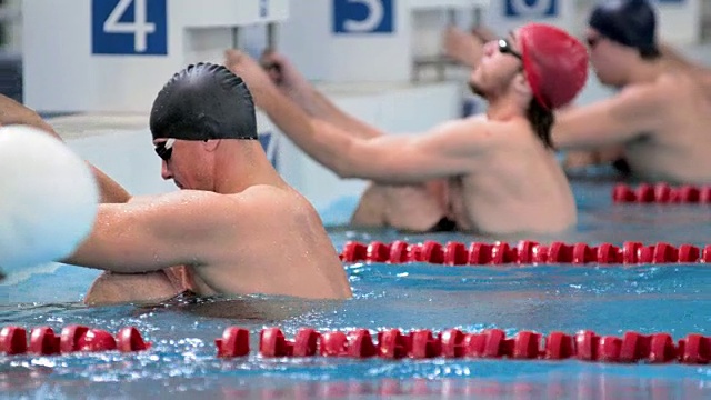 男子游泳运动员在比赛中开始仰泳视频下载