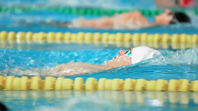 SLO MO TS男子游泳运动员在仰泳式比赛中比赛视频下载