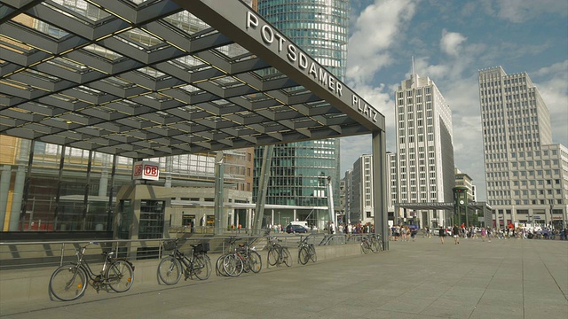柏林，波茨坦广场，人们走过联邦铁路视频素材