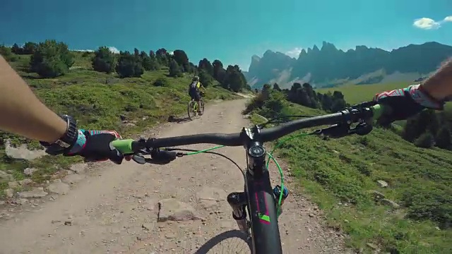 在阿尔卑斯山上骑着山地车视频素材