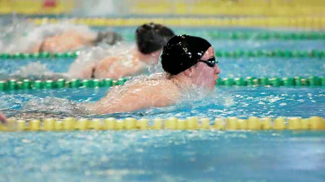 女子游泳运动员蝶泳比赛视频下载