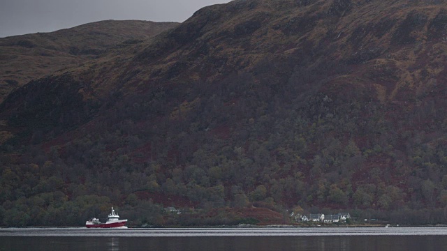 苏格兰高地上的一艘渔船。视频下载