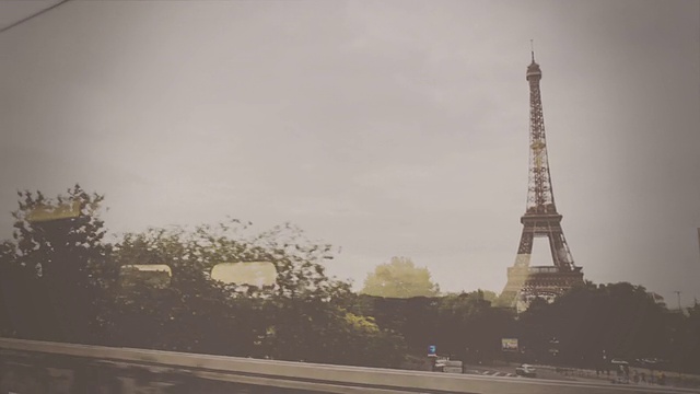 从法国巴黎的地铁上参观埃菲尔铁塔视频素材