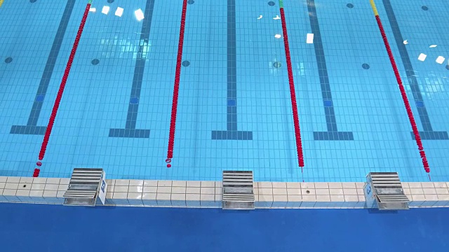 空中的比赛空游泳池视频下载